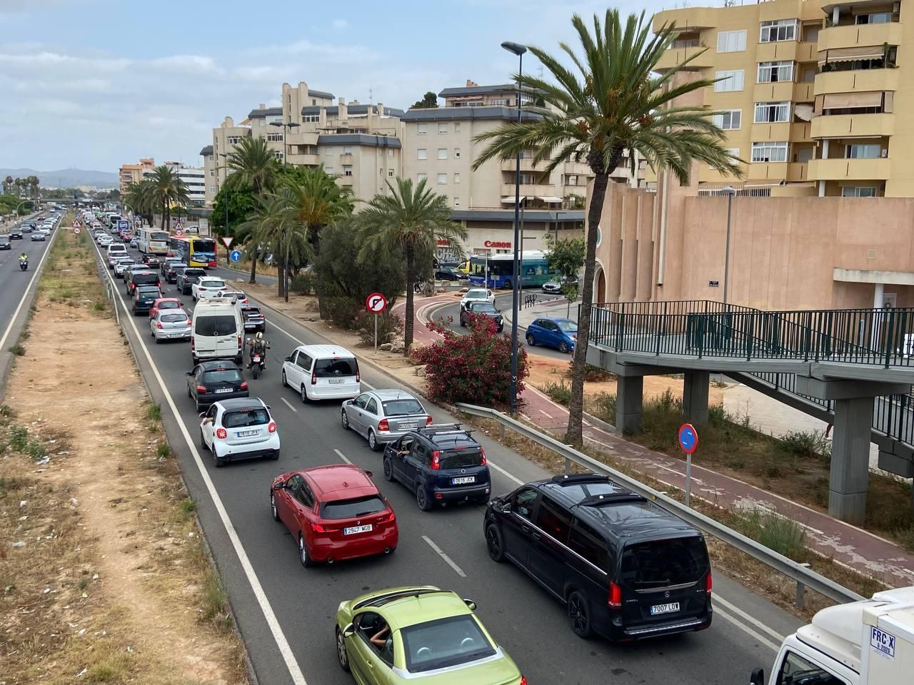 Todas las imágenes del atasco que colapsa la ciudad de Ibiza