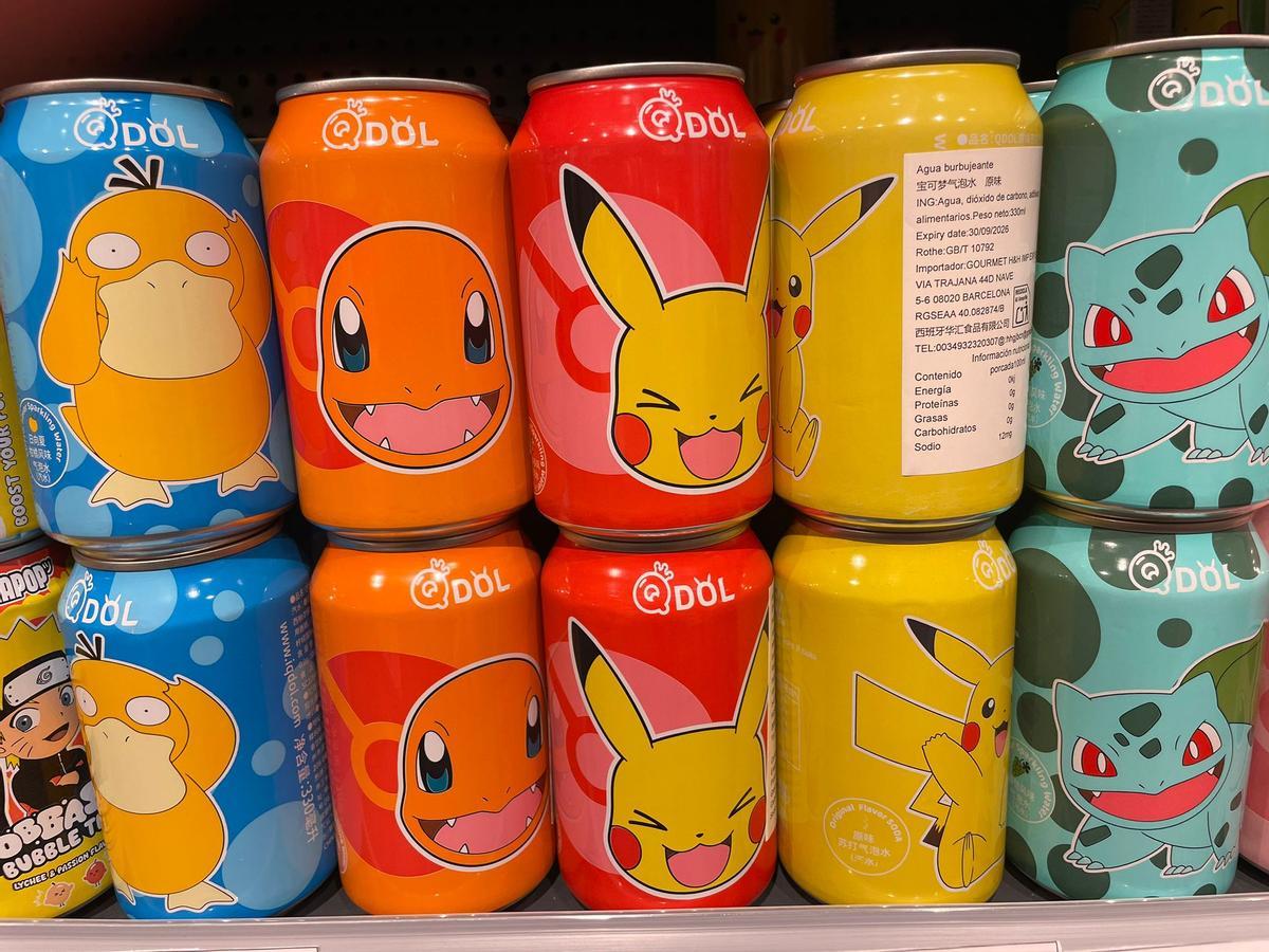 Detalle de latas de Pokémon.