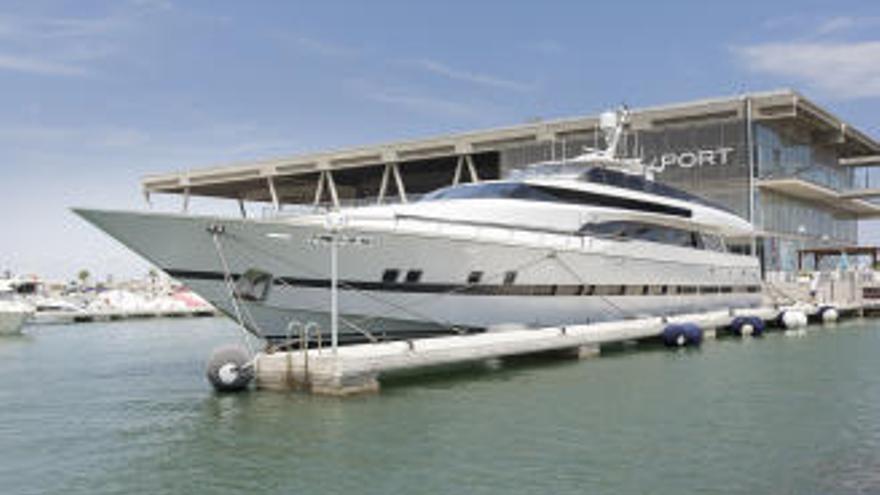 Die ehemalige Königsyacht im Hafen von Denia.