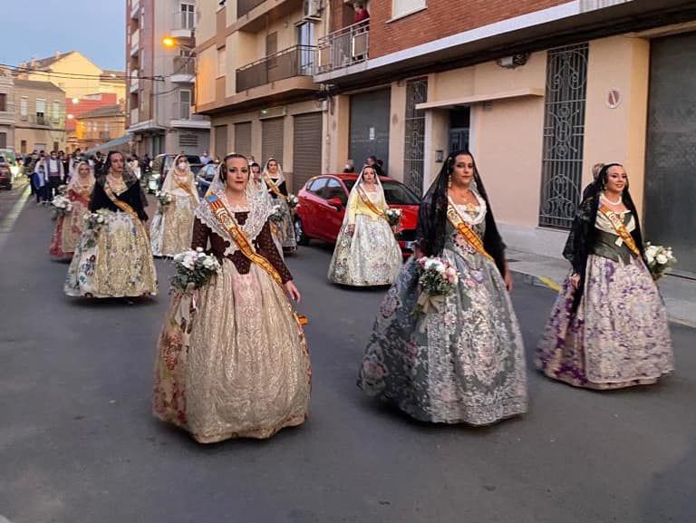 La falla de l'Oliveral reune a sus falleras mayores en una Ofrenda preparando el 75 aniversario