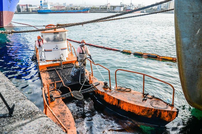 VERTIDO DE FUEL EN EL PUERTO