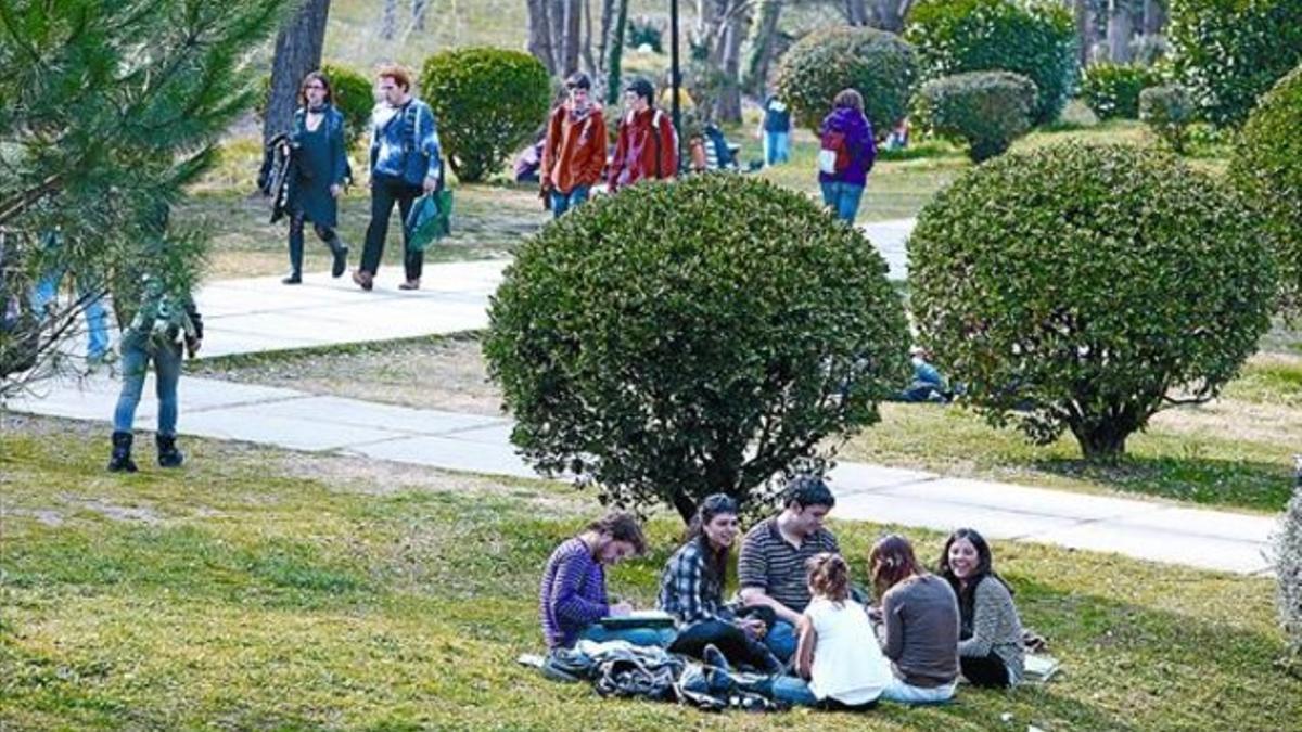 Estudiantes en el campus de Bellaterra de la Autònoma, una de las universidades que ha suscrito acuerdos de intercambio con Asia.