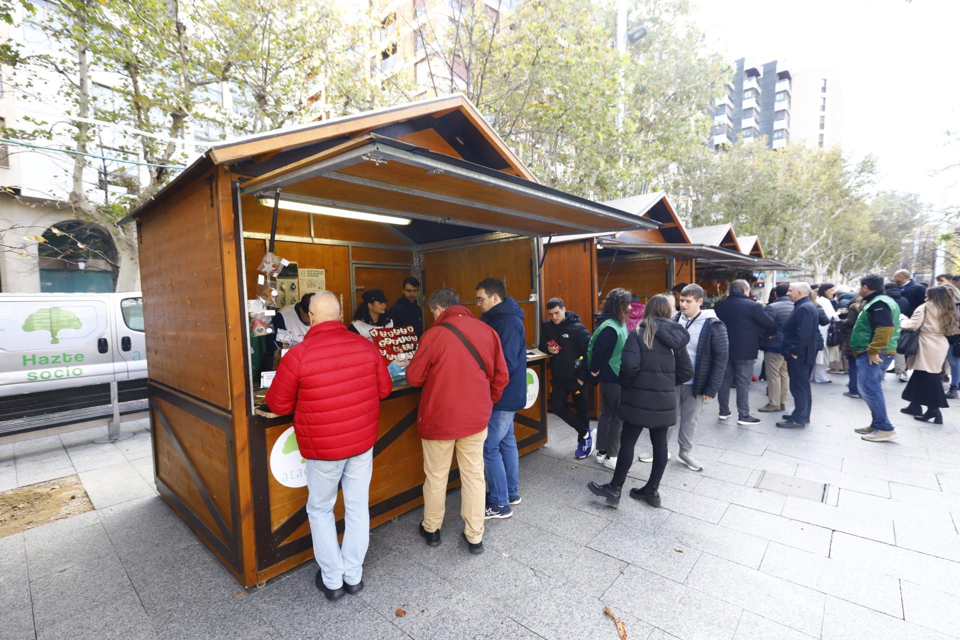 Mercadillo solidario de Atades en la Plaza Aragón