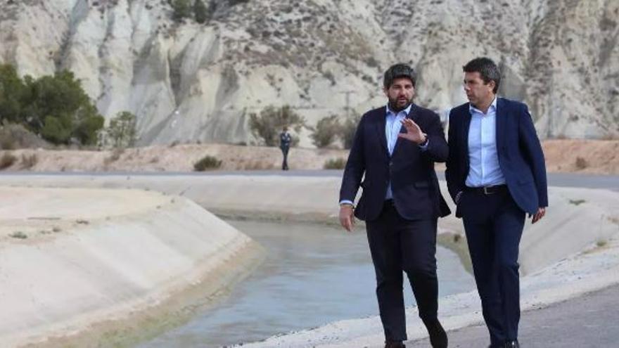 Mazón con López Mira visitan las infraestructuras del trasvase Tajo-Segura a su paso por Alhama. / INFORMACIÓN