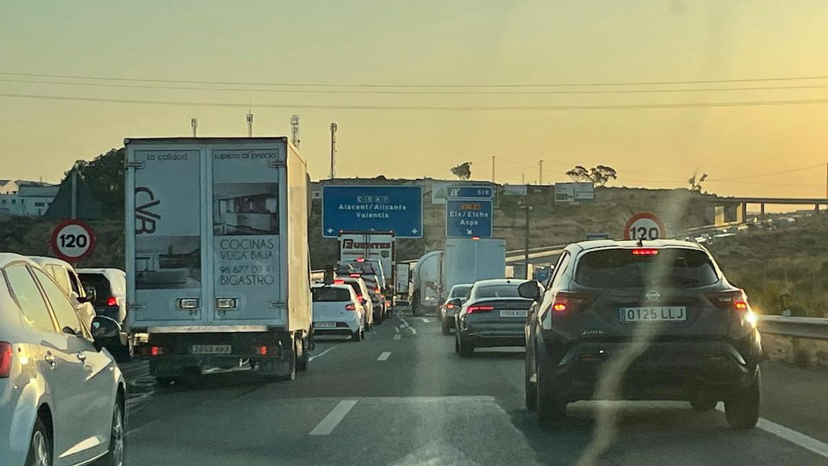 Imagen de las retenciones esta mañana en el la autovía para llegar hasta la Universidad desde Crevillent