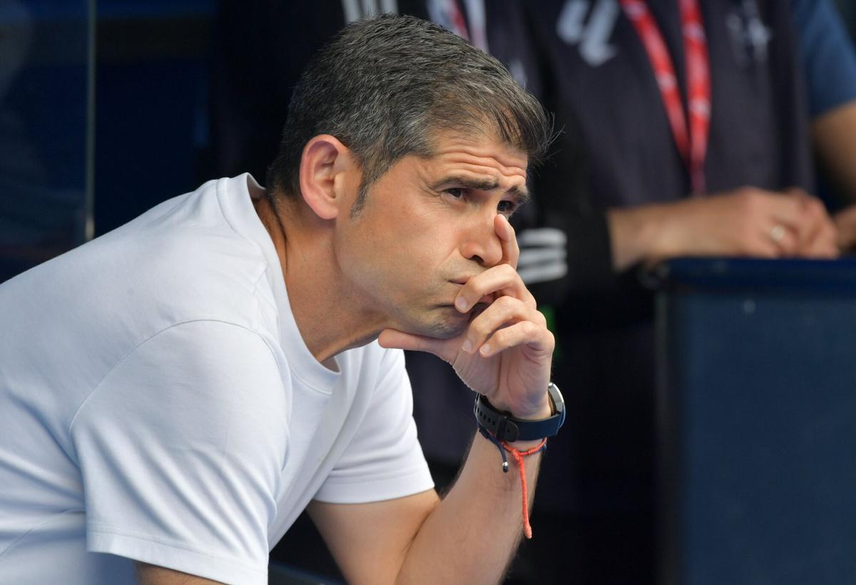 Antonio Hidalgo, en el banquillo de Riazor durante el partido contra el Leganés.