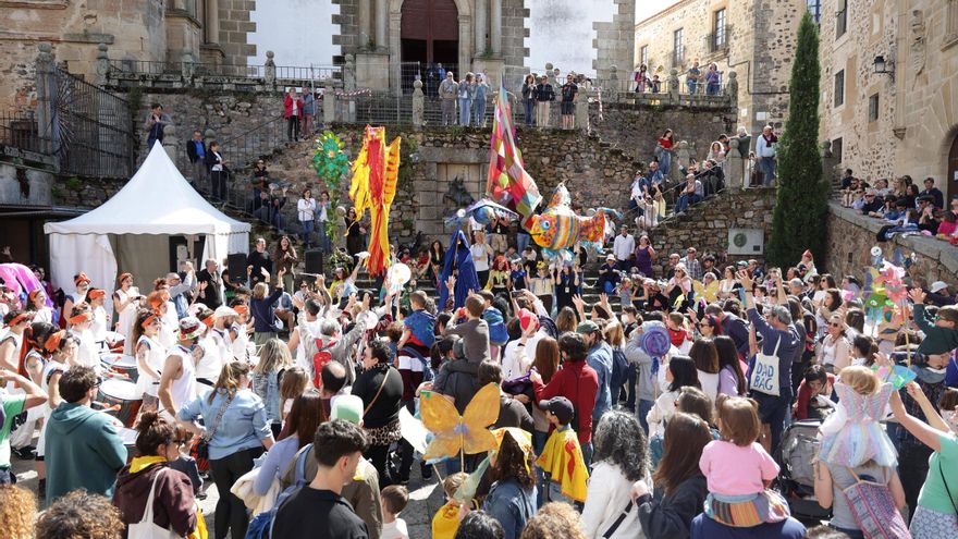 Así ha sido el pasacalles de Womad 2025 en Cáceres