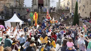 Womad se despide en Cáceres con un pasacalles colorido al ritmo de percusión