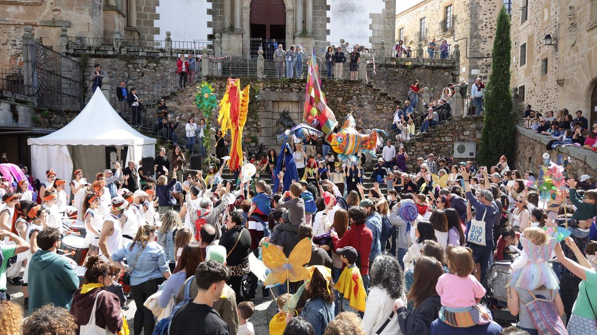Así ha sido el pasacalles de Womad 2025 en Cáceres