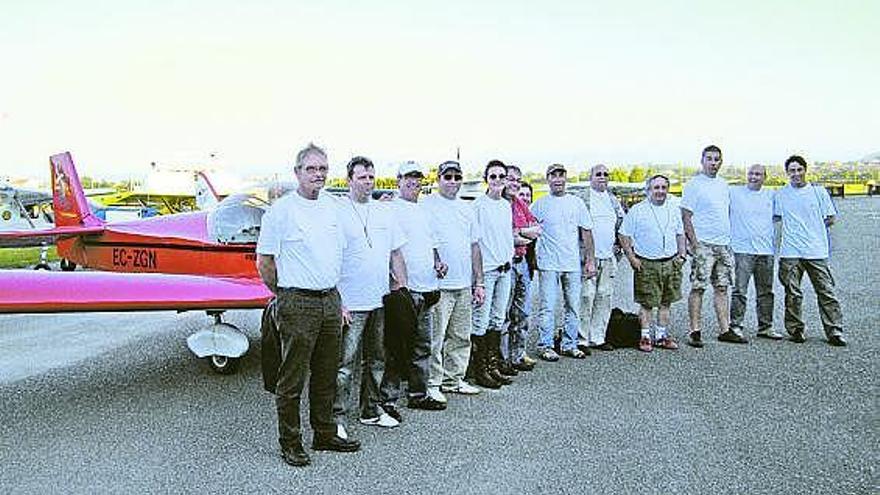 Los peregrinos, ayer, junto a sus aeronaves, tras aterrizar en La Morgal.