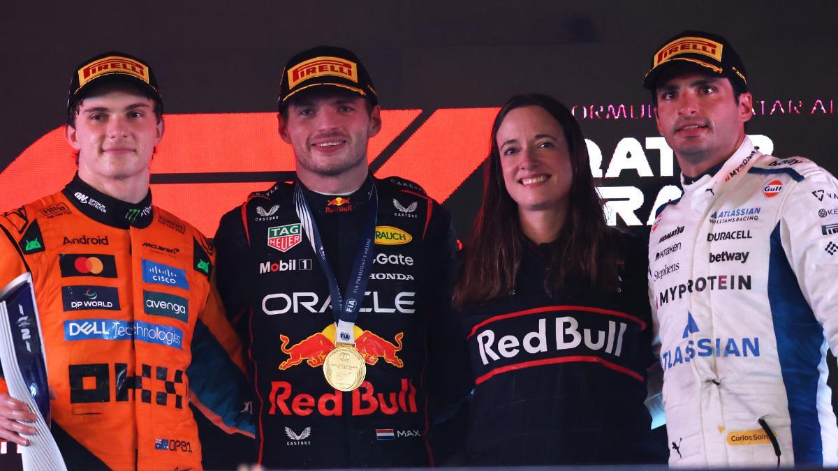 Hannah Schmitz, jefa de estrategia en Red Bull, en el podio del Gran Premio de Qatar de 2025