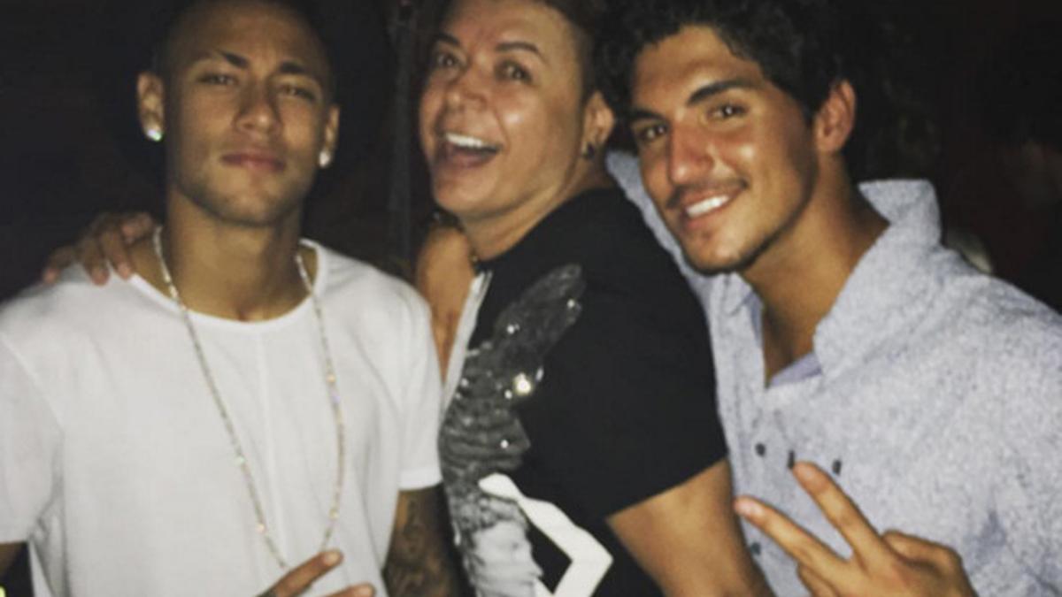 Neymar de fiesta en Brasil