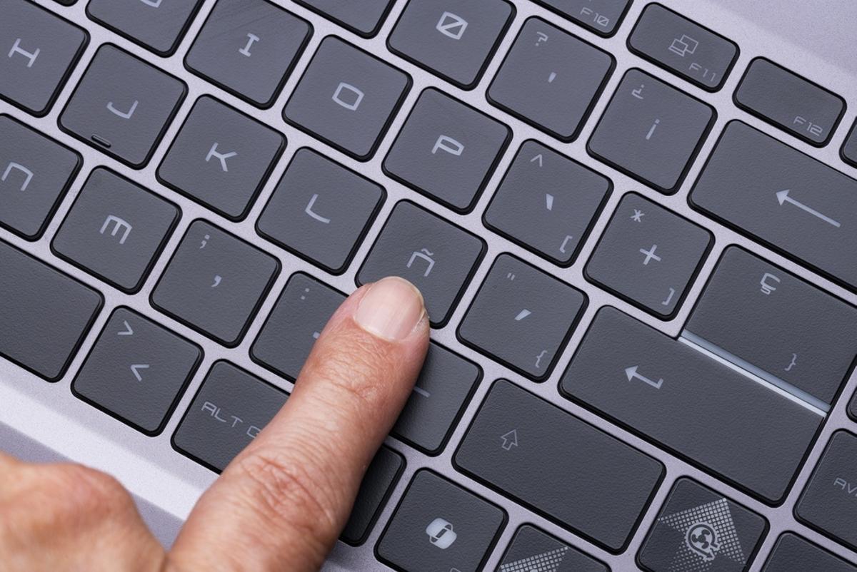 La tecla de la tilde está situada a la derecha de las letras en los teclados españoles.