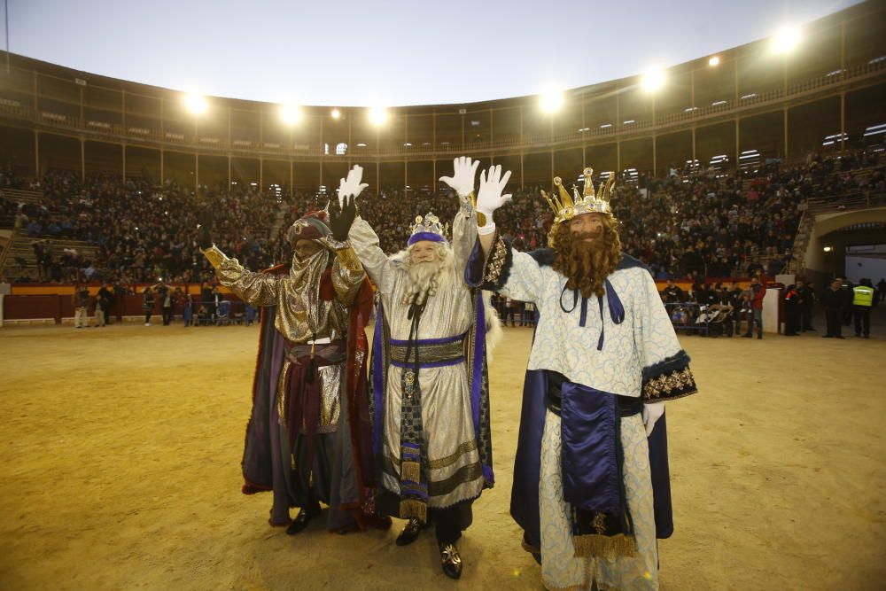 Sus Majestades llegan a la plaza de toros