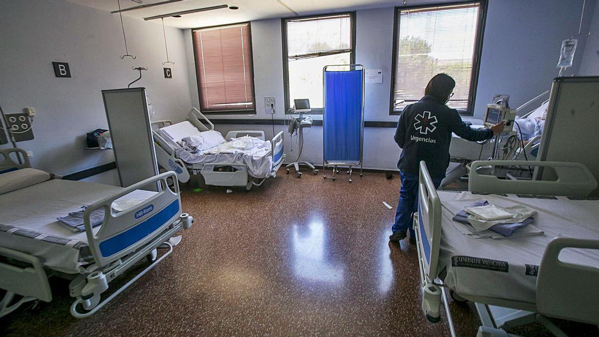 En las zonas covid de Urgencias también ha caído en picado el número de pacientes.