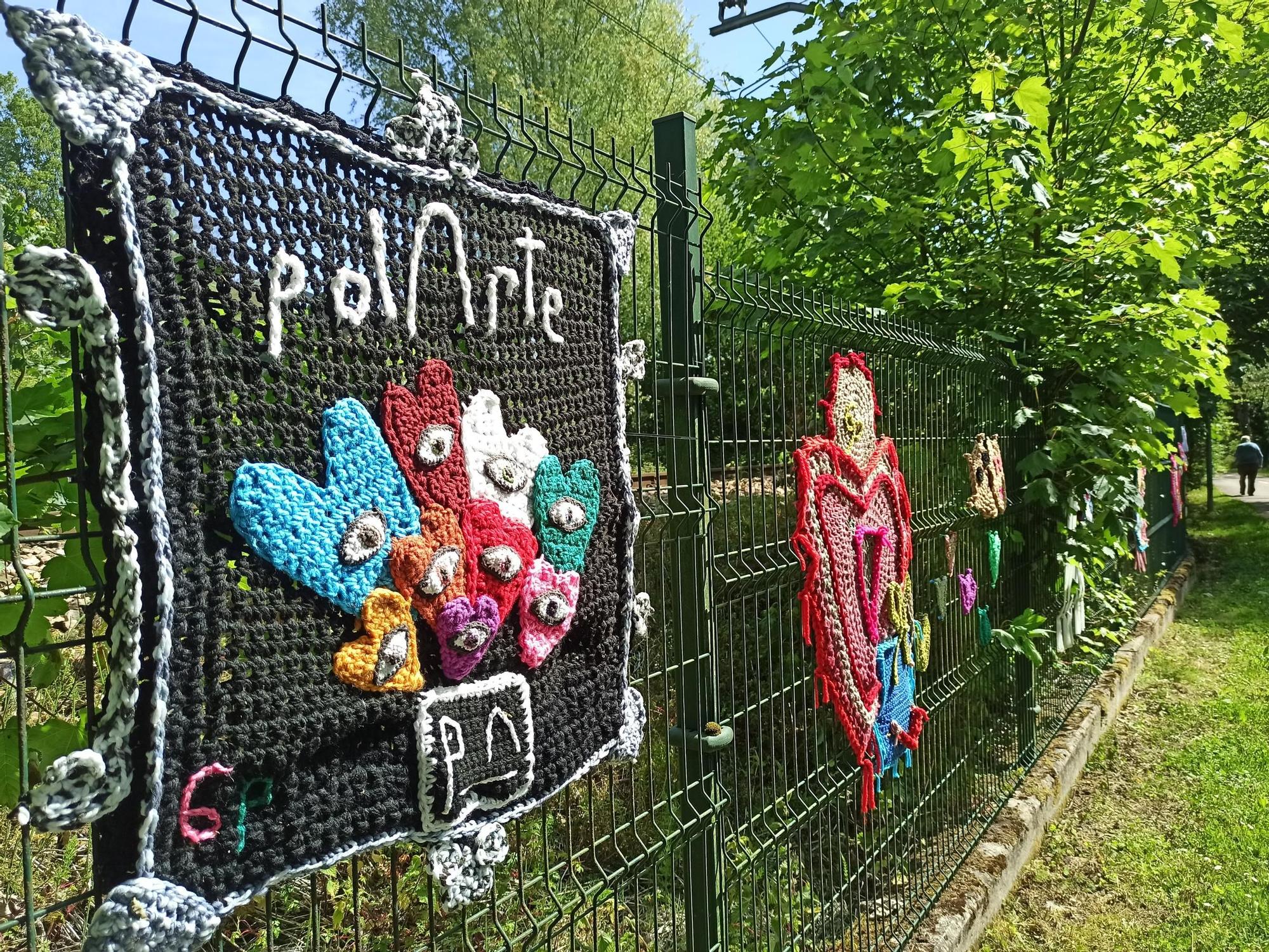 El arte urbano se teje en la Pola, el artista "6p" llena la Senda del Nora de ganchillo: "Si alguien se siente solo, que se sienta más acompañado"