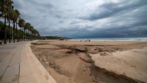 Consecuencias de un temporal de mar en la playa de Tarragona. Las inundaciones y el cambio climático centrarán esta edición del Pacto de las Alcaldías.