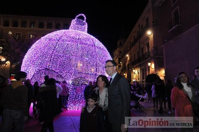 Estrellas y bolas ya brillan en las calles de Murcia