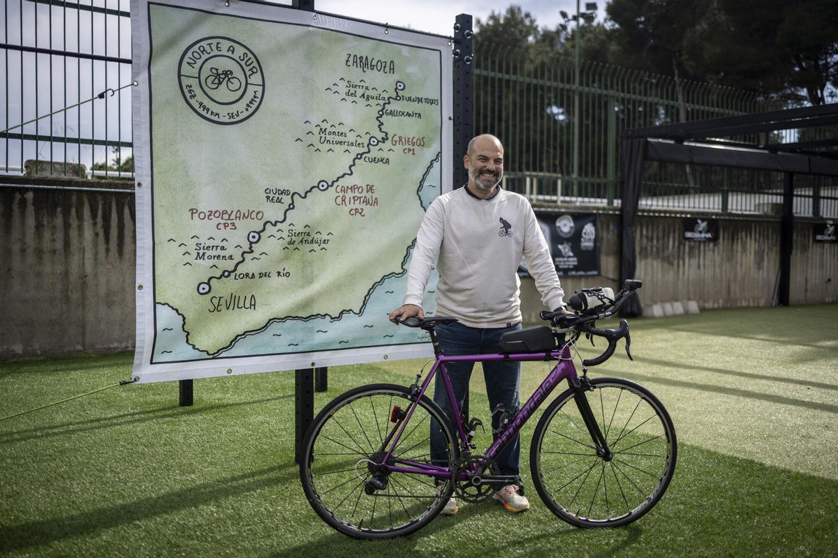 Uno de los participante de la 'Norte a Sur', junto al mapa tras el reparto de dorsales.