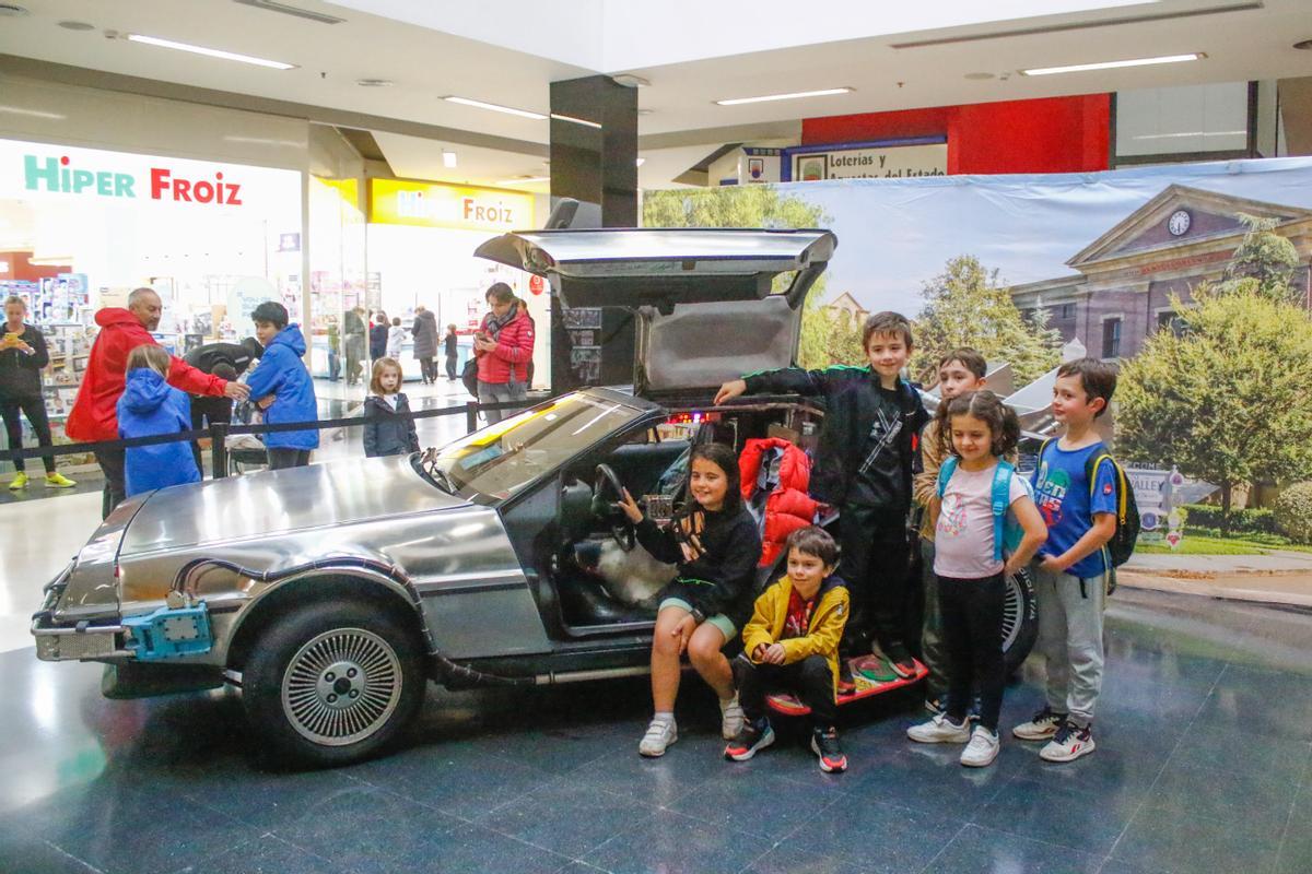 El coche de &quot;Regreso al futuro&quot; estará durante todo el día de hoy en el Centro Comercial Arousa.