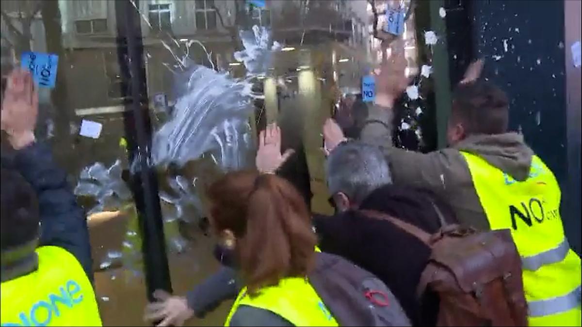 Lanzan yogures contra la sede de Danone en Barcelona por el cierre de la planta de Parets