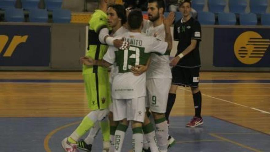 Los jugadores del Elche celebran un gol.