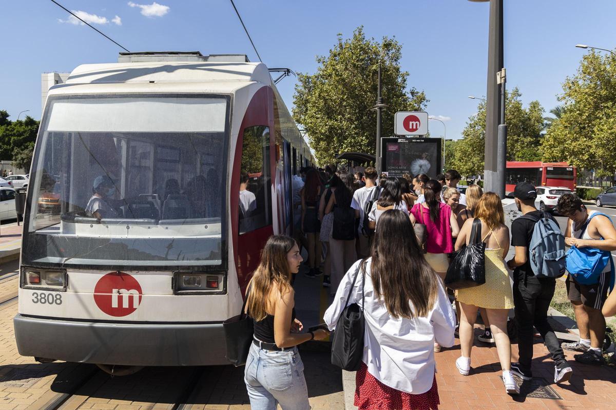 Valencia. Alumnado en el Campus de Tarongers subiendo al tranvia