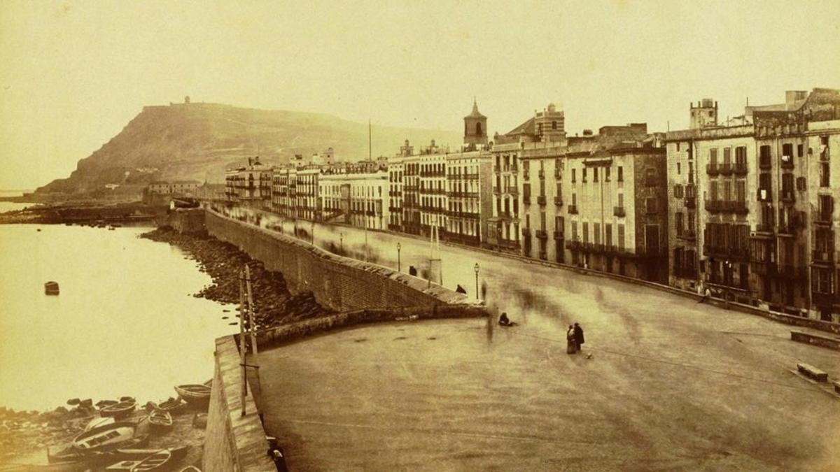 Foto histórica tomada en Ciutat Vella por Joan Marí en 1874.