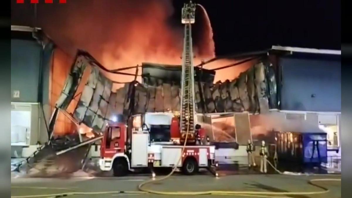 Los Bombers estabilizan el incendio en la empresa logística de Reus y se levanta el confinamiento en la Canonja