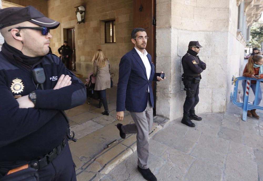 In dem seit Monaten erwarteten Urteil vom Freitag (17.2.) wird Infantin Cristina freigesprochen. Haftstrafen für Urdangarin, seinen Ex-Geschäftspartner Diego Torres und den früheren balearischen Ministerpräsidenten Jaume Matas.