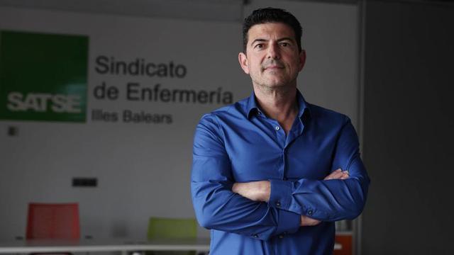 Jorge Tera posa en la sede del sindicato de enfermería en Palma.
