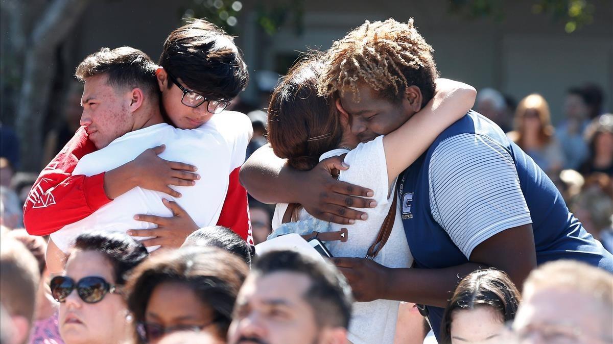 Asistentes a la vigilia por las víctimas del tiroteo en el instituto Marjory Stoneman Douglas en Florida