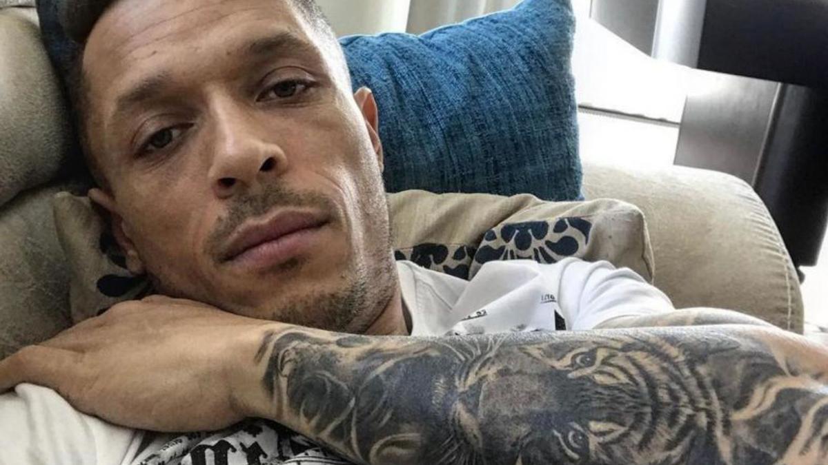 Adriano muestra el tatuaje de su brazo en redes sociales