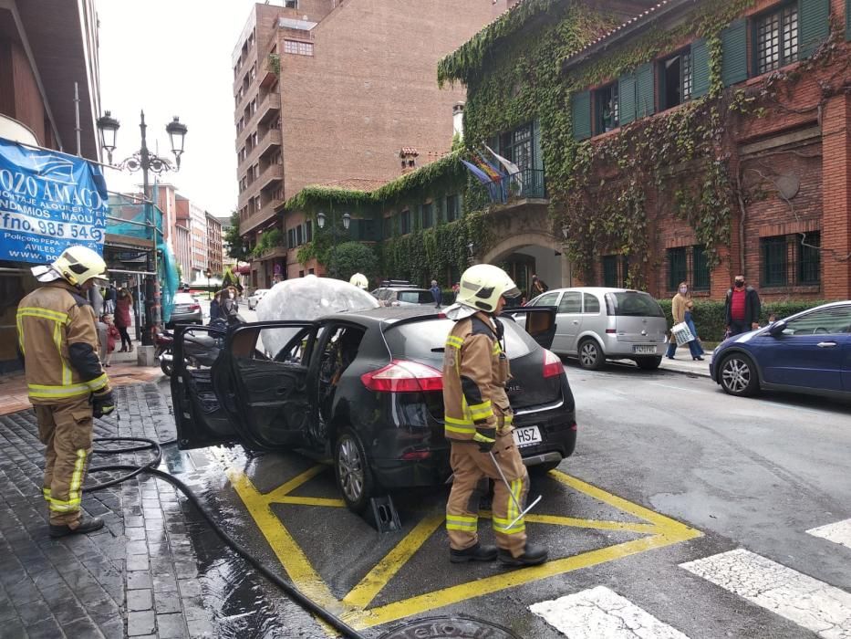 Susto en el centro de Oviedo al arder un coche en marcha.