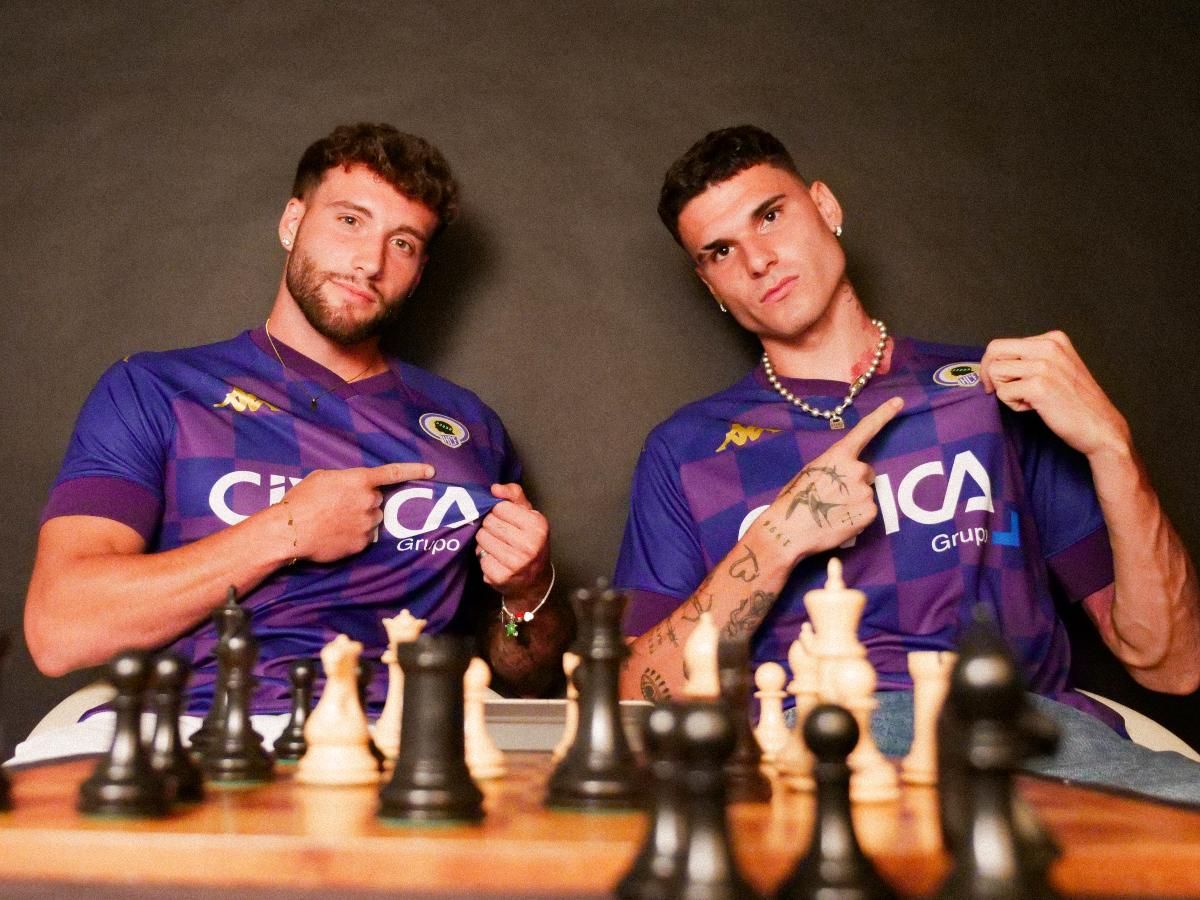 Samu Vázquez y Retu con la nueva equipación.