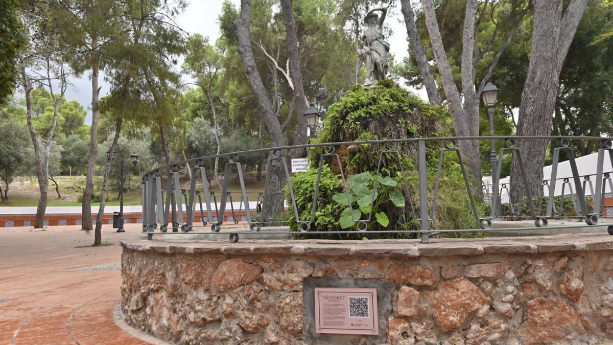 La fuente del Pastoret del paraje del Termet fue una de las primeras esculturas en las que instalaron tecnología QR. | MANOLO NEBOT