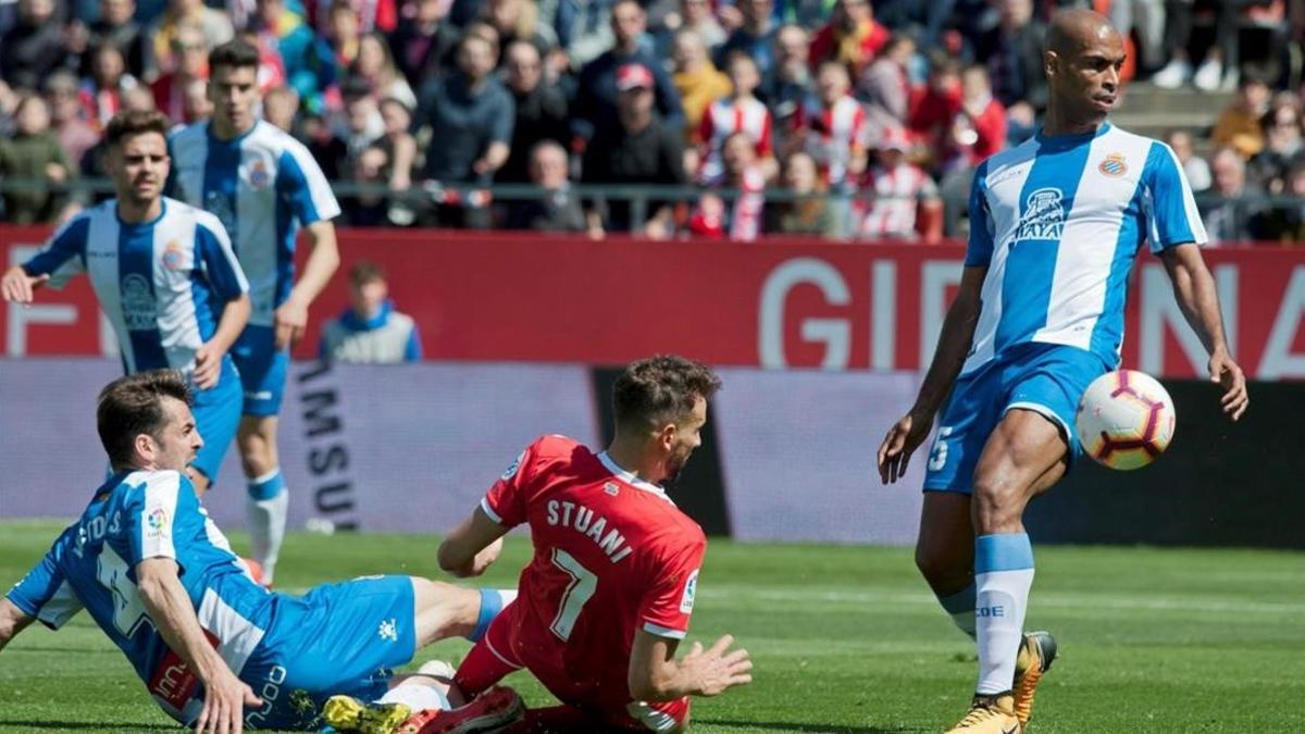 Stuani, rodeado de jugadores del Espanyol en una acción del partido.