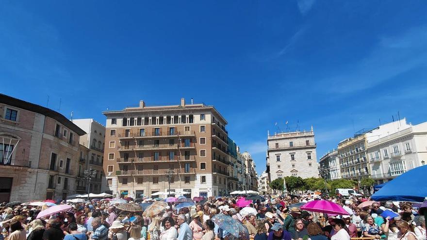 Miles de fieles se agolpan ante la basílica para el "Besamanos": "la gente ve a la Virgen y ve a Valencia"
