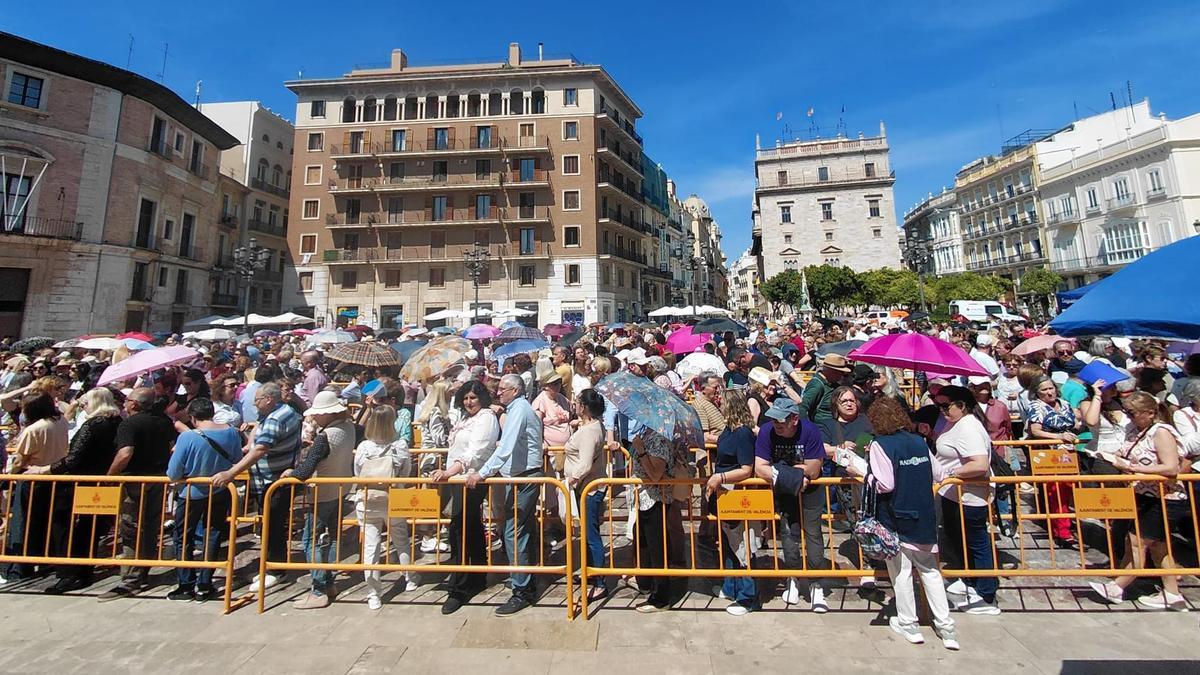 Miles de devotos acuden a la plaza de la Virgen para el tradicional besamanos