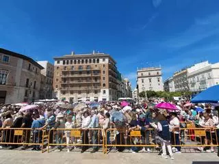 Miles de fieles se agolpan ante la basílica para el "Besamanos": "la gente ve a la Virgen y ve a Valencia"