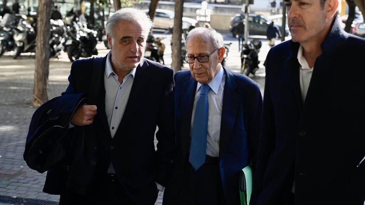 Jordi Segarra Pijuan (en el centro) junto con los abogados, Pablo Molins (izquierda) y Jorge Navarro (derecha)