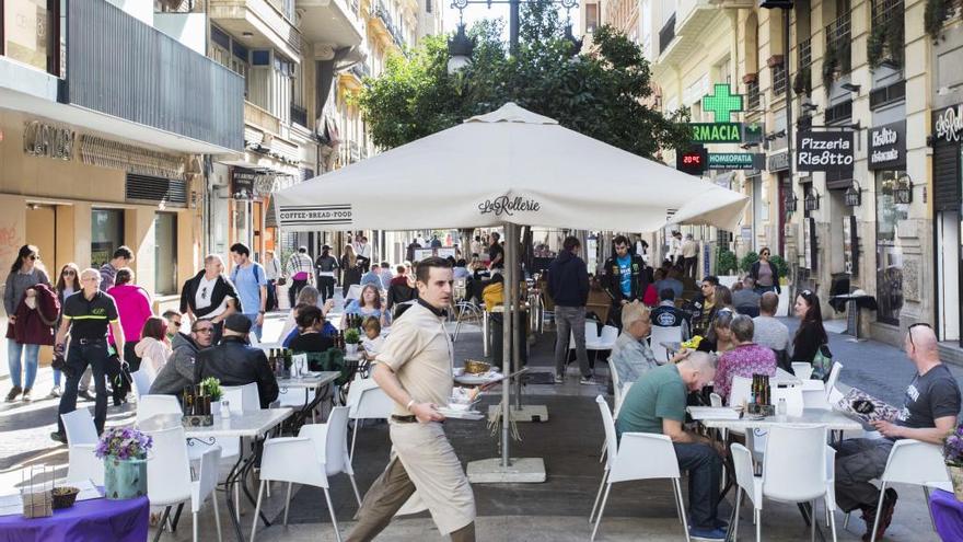 Terrazas de locales de ocio abarrotadas en el barrio de Russafa.