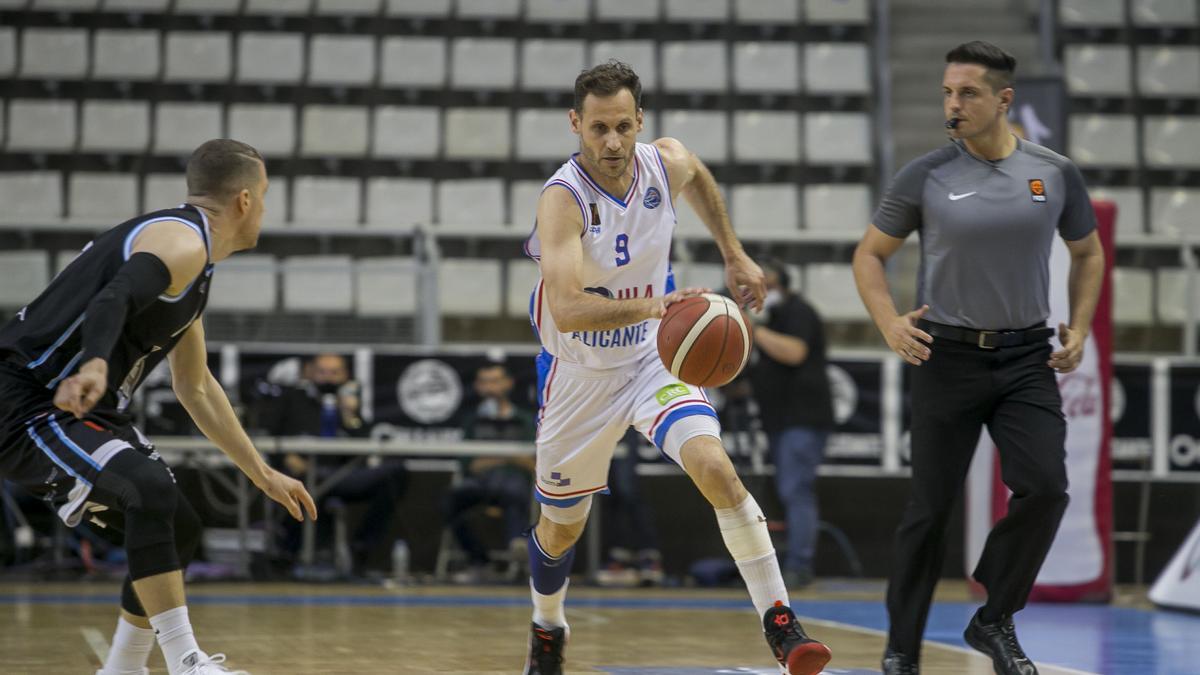 El HLA vence al líder y presenta su candidatura para al "play-off" por la ACB