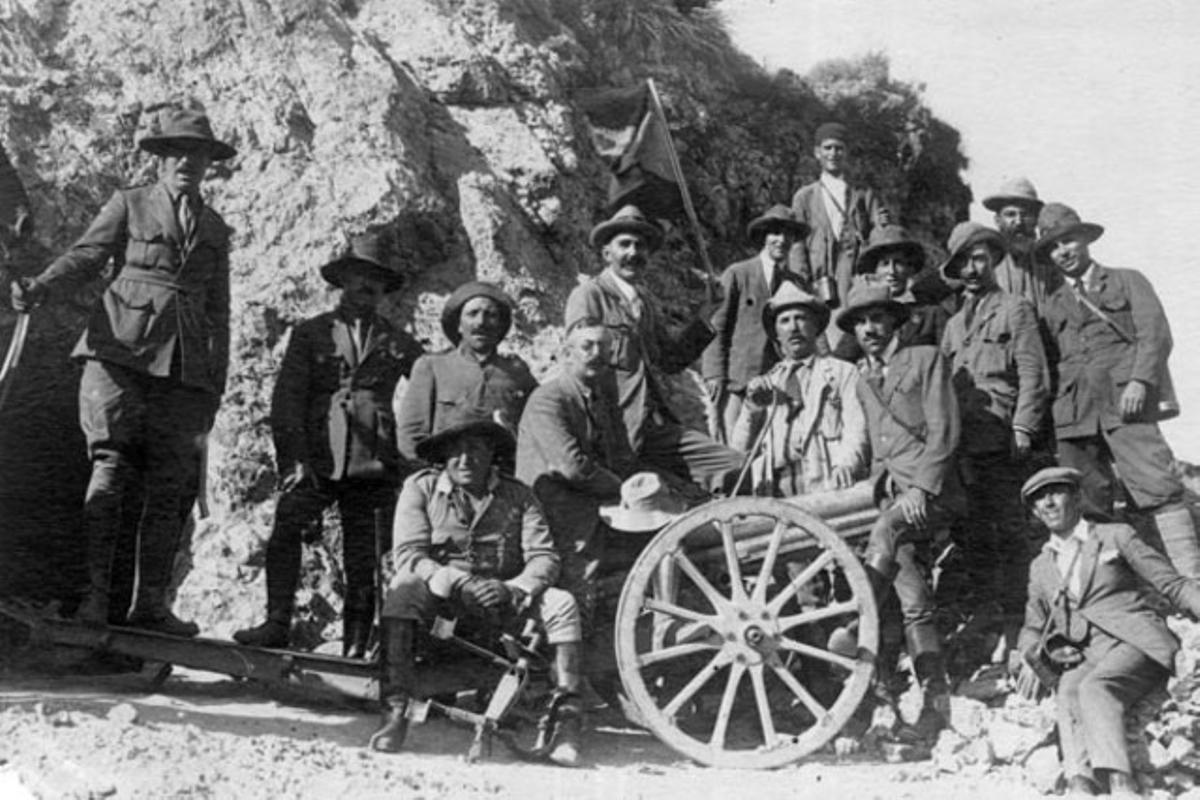 Grupo de periodistas que cubrían la guerra, en 1922.