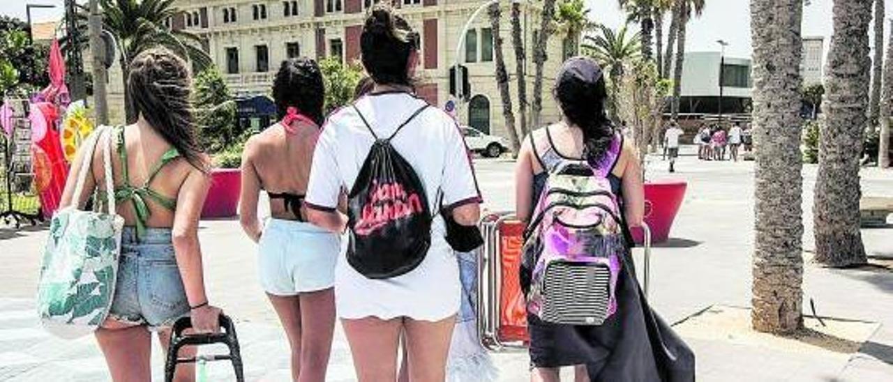 Un grupo de amigas de Albacete, de entre 16 y 17 años, de fin de semana en Alicante. | PILAR CORTÉS