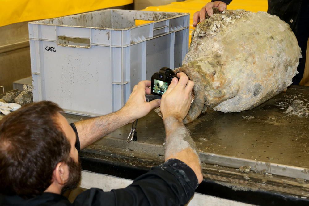 Buiden les àmfores del vaixell enfonsat de les illes Formigues