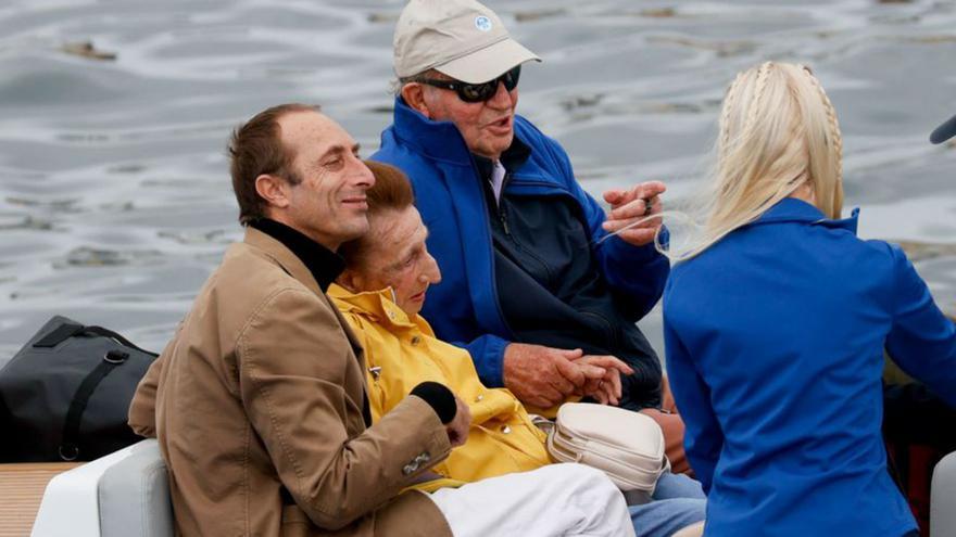 Juan Carlos I, ayer, junto a su hermana Margarita.   | // EFE