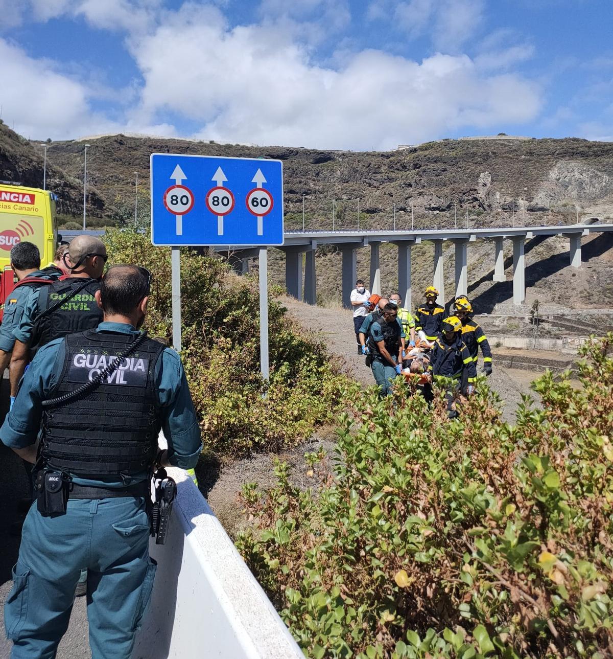 Momento del traslado del herido hasta la ambulancia del SUC.