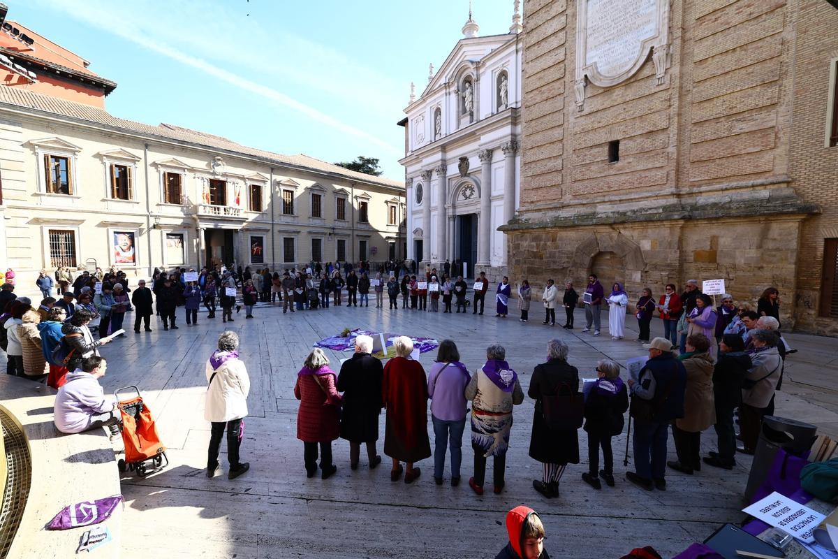 En imágenes |  El movimiento Revuelta de las Mujeres en la Iglesia alza la voz en Zaragoza por la igualdad