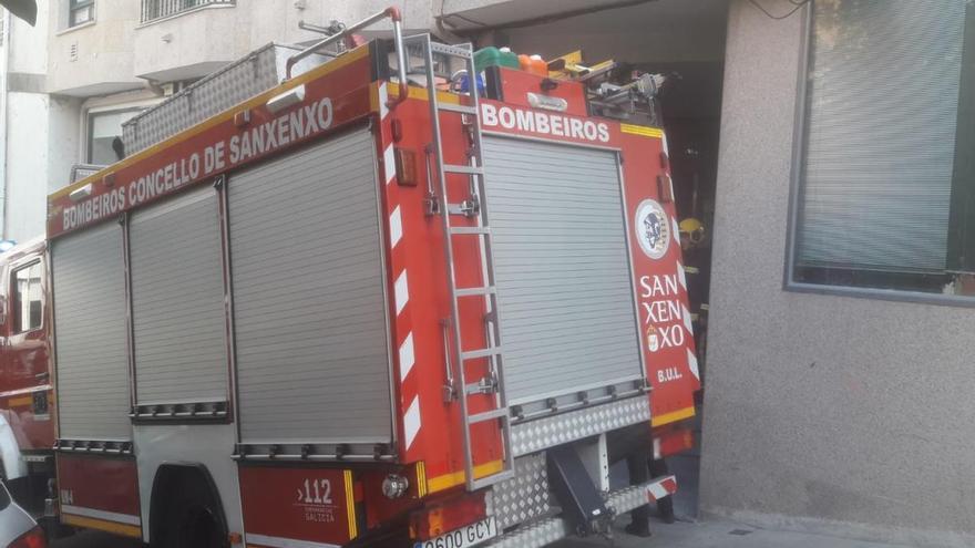 Los bomberos, en plena intervención. // @SLXE_sanxenxo
